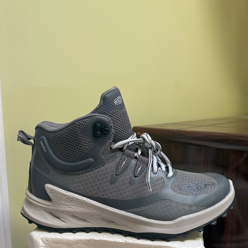 Keen Keen Zionic Hiking Boot  Gray Athletic High-Tops size 7.5 women H27N6